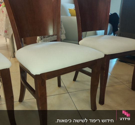 כיסאות עץ עם ריפוד לבן